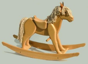 Wunderschöne Handwerkskunst: Das Holzschaukelpferd (Klick auf Bild führt zu Amazon Produktbeschreibung)